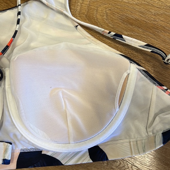 Athleta High Neck Bikini Top in a Print Size 34 D/DD - Picture 5 of 7